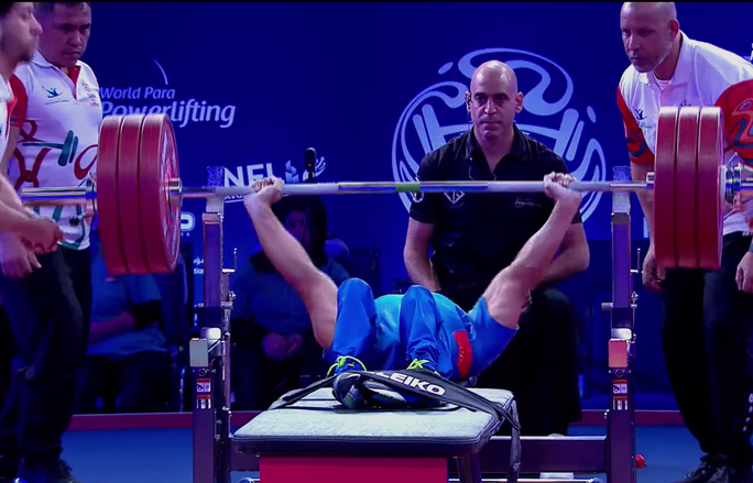 Lê Văn Công nâng thành công 176kg ở lần thực hiện thứ ba
