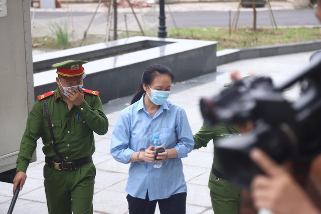 Cựu Chủ tịch Hà Nội Nguyễn Đức Chung hầu tòa cùng 14 bị cáo - Ảnh 6. Vụ án này, 15 bị cáo bị truy tố về 5 tội danh khác nhau. Ảnh: Phúc Bình