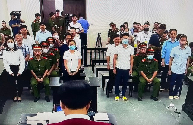 Cựu Chủ tịch Hà Nội Nguyễn Đức Chung hầu tòa cùng 14 bị cáo - Ảnh 1. Các bị cáo tại tòa sáng 25.8. Ảnh: Tuyến Phan