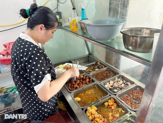 Quán cơm bình dân của chị Quyên có nguồn khách hàng ổn định là công nhân trong khu công nghiệp. Quán cơm bình dân của chị Quyên có nguồn khách hàng ổn định là công nhân trong khu công nghiệp.