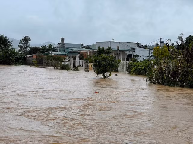 Không còn mưa lớn nhưng nước suối Đại Lào vẫn dâng cao. Ảnh: G.B