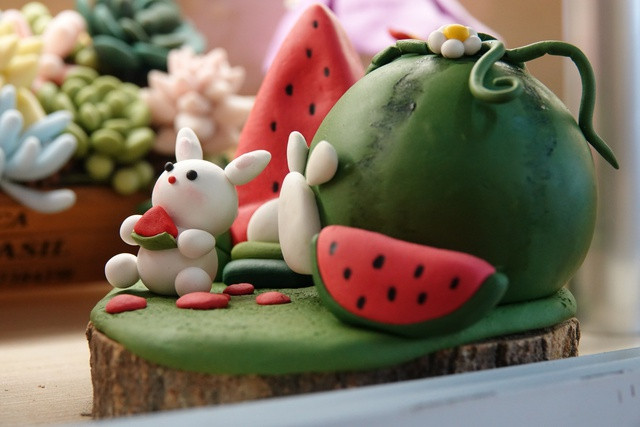 ‘Biến hóa’ đất sét, thu nhập hàng chục mỗi tháng - Ảnh 7. Tiểu cảnh hoạt hình với những mẫu “độc nhất" làm theo đơn đặt hàng của khách. Ảnh: Duy Tân