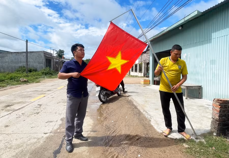 Hội Cựu chiến binh xã Ia Kdăm hỗ trợ người dân treo cờ Tổ quốc. Ảnh: V.C Hội Cựu chiến binh xã Ia Kdăm hỗ trợ người dân treo cờ Tổ quốc. Ảnh: V.C