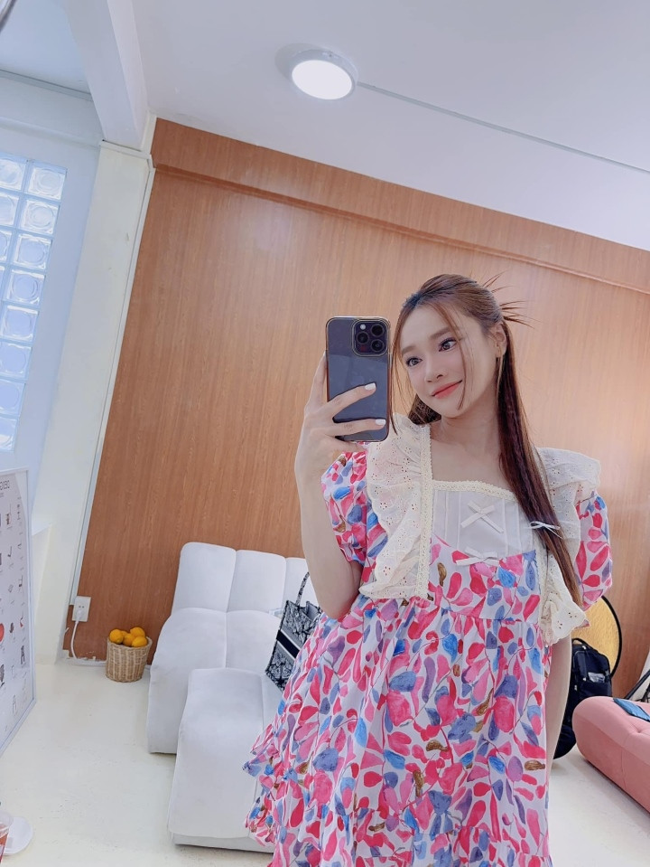 Nhã Phương khoe bụng bầu 7 tháng.