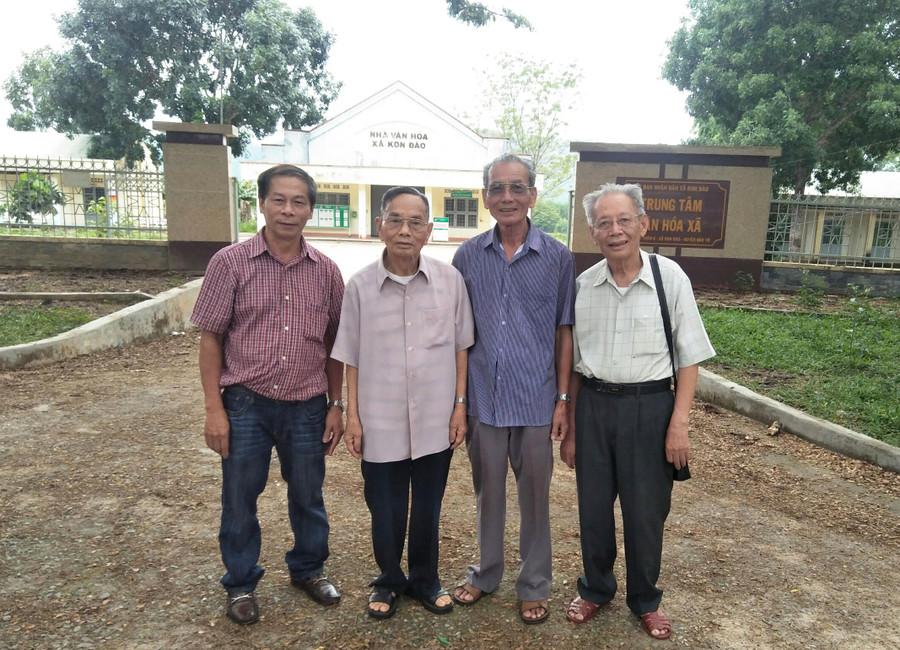 Các vị lãnh đạo Trường Thanh niên dân tộc vừa học vừa làm Đak Tô chụp ảnh lưu niệm trước cổng trường xưa. Ảnh: N.T Các vị lãnh đạo Trường Thanh niên dân tộc vừa học vừa làm Đak Tô chụp ảnh lưu niệm trước cổng trường xưa. Ảnh: N.T