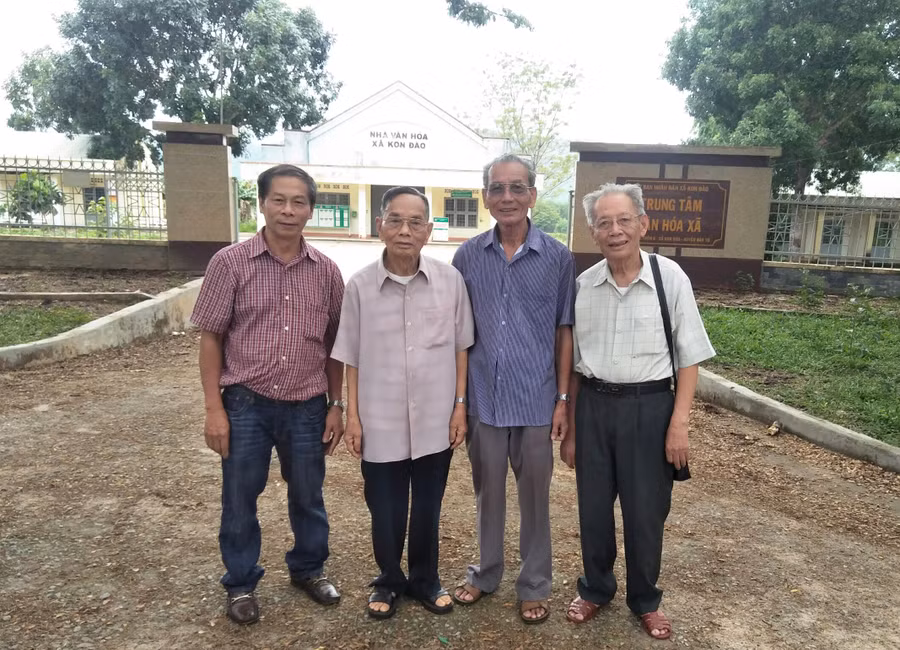 Các vị lãnh đạo Trường Thanh niên dân tộc vừa học vừa làm Đak Tô chụp ảnh lưu niệm trước cổng trường xưa. Ảnh: N.T