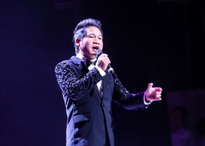 Trọng Tấn thể hiện ca khúc &quot;Tiếng đàn bầu&quot;. Ảnh: Tuấn Đức