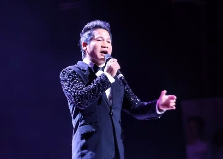 Trọng Tấn thể hiện ca khúc "Tiếng đàn bầu". Ảnh: Tuấn Đức