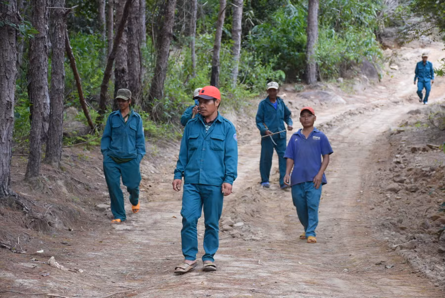 Người dân tuần tra khu vực rừng nhận khoán bảo vệ. Ảnh: M.N