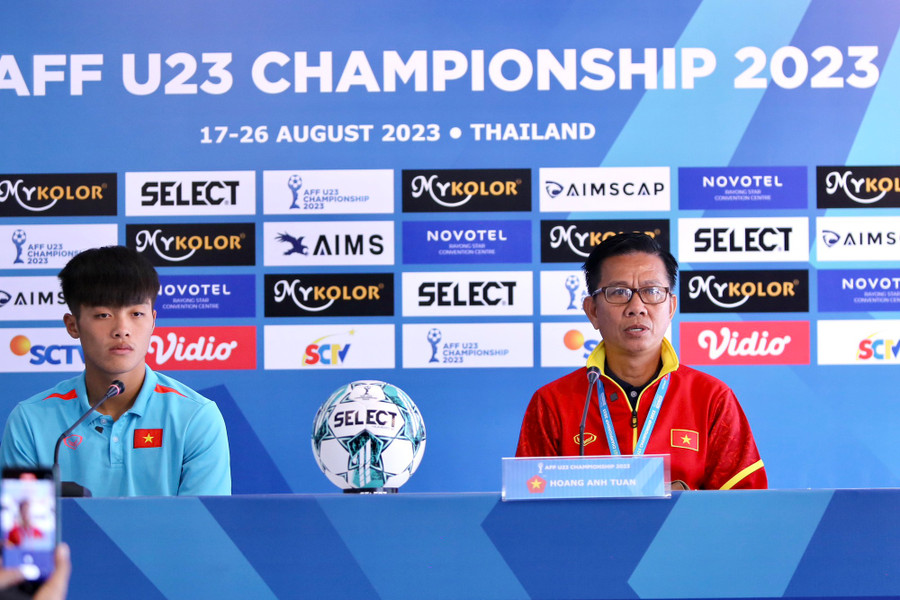 Đội phó Quốc Việt (trái) cùng HLV Hoàng Anh Tuấn dự họp báo trước chung kết. Ảnh: Vương Anh