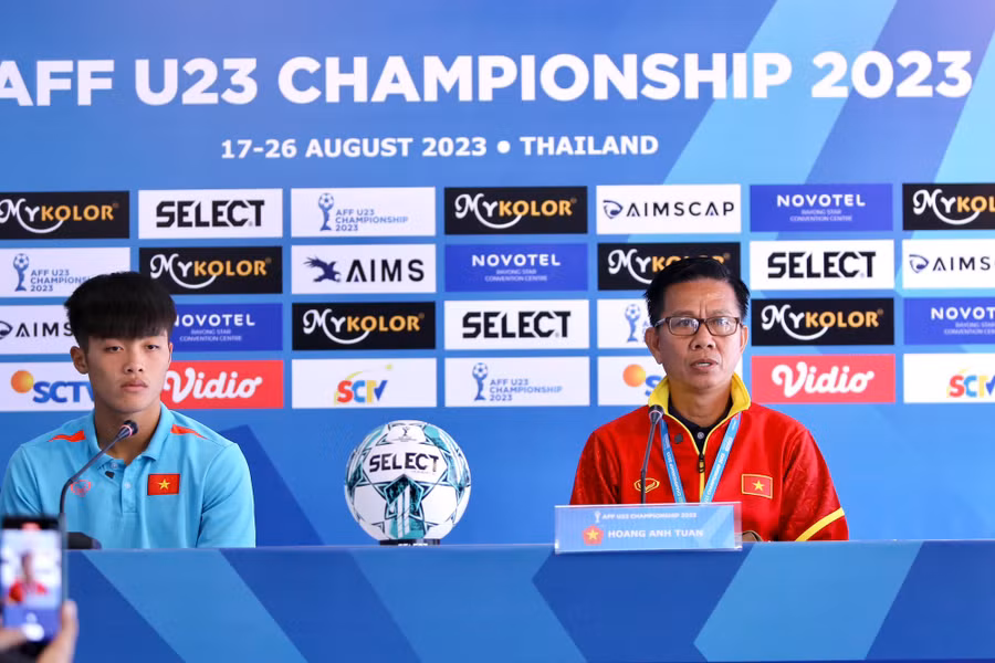 Đội phó Quốc Việt (trái) cùng HLV Hoàng Anh Tuấn dự họp báo trước chung kết. Ảnh: Vương Anh