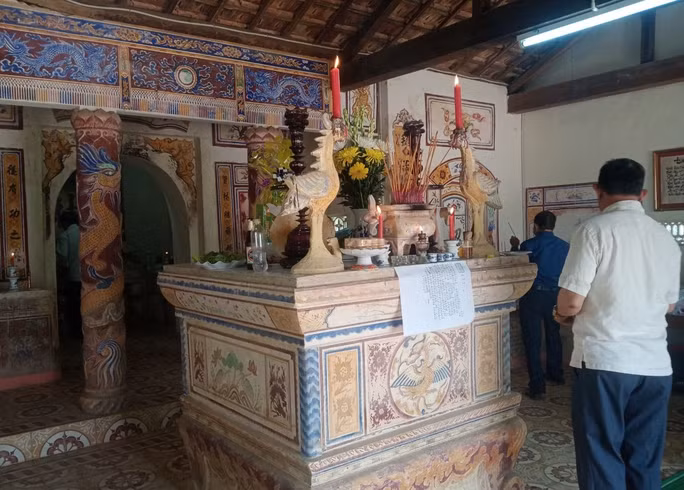 Người quê thắp hương ở đình làng trong dịp Tết Nguyên đán