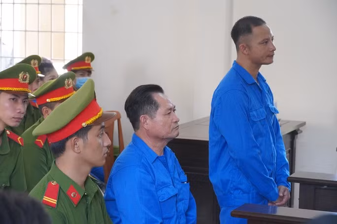 Thiện Soi cùng con trai tại phiên xử sơ thẩm ngày 26-7