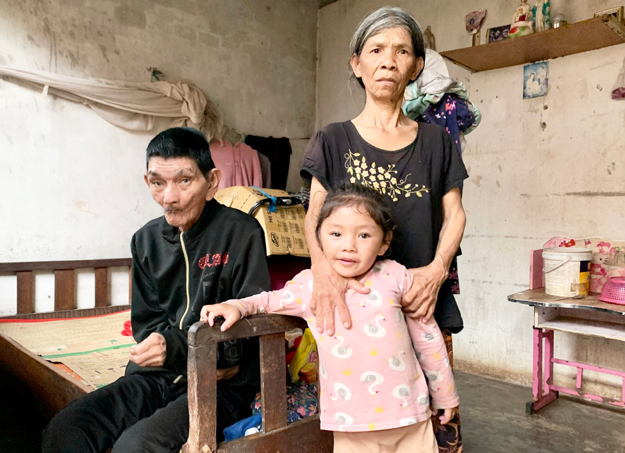 Vợ chồng bà Mai Thị Hà và cháu ngoại. Ảnh: N.Y Vợ chồng bà Mai Thị Hà và cháu ngoại. Ảnh: N.Y