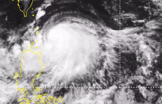 Ảnh vệ tinh về bão Sao La. Ảnh: TRUNG TÂM DỰ BÁO KHÍ TƯỢNG THỦY VĂN QUỐC GIA