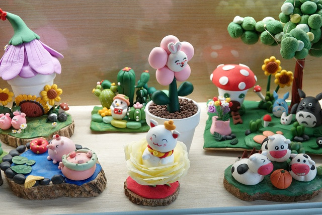 ‘Biến hóa’ đất sét, thu nhập hàng chục mỗi tháng - Ảnh 4. Những tiểu cảnh hoạt hình ấn tượng. Ảnh: Duy Tân