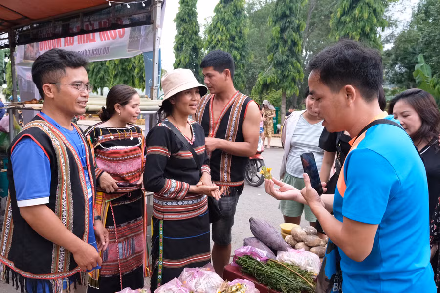 Anh Hvinh Nut (bìa trái) cùng nhóm Bahnar thường xuyên tham gia các hoạt động giới thiệu, quảng bá du lịch tại địa phương. Ảnh: M.C