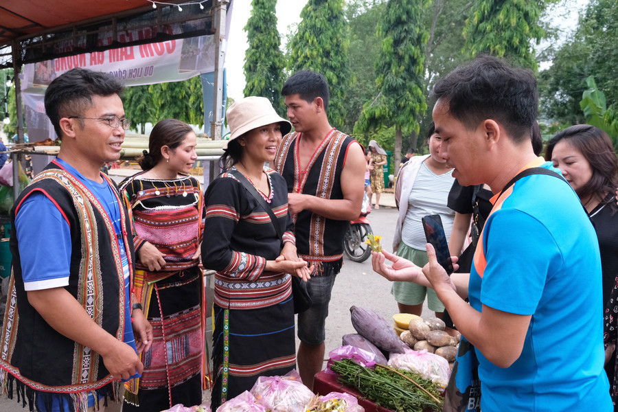Anh Hvinh Nut (bìa trái) cùng nhóm Bahnar thường xuyên tham gia các hoạt động giới thiệu, quảng bá du lịch tại địa phương. Ảnh: M.C Anh Hvinh Nut (bìa trái) cùng nhóm Bahnar thường xuyên tham gia các hoạt động giới thiệu, quảng bá du lịch tại địa phương. Ảnh: M.C
