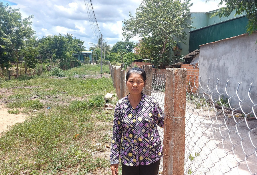 Bà Lê Thị Tuyết bên thửa đất đề nghị đo đạc chỉnh lý bản đồ địa chính. Ảnh: Thiên Di Bà Lê Thị Tuyết bên thửa đất đề nghị đo đạc chỉnh lý bản đồ địa chính. Ảnh: Thiên Di