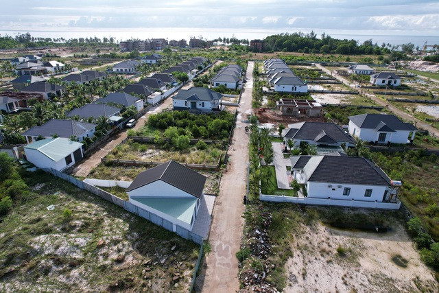 79 căn biệt thự xây dựng trái phép tại xã Dương Tơ, TP.Phú Quốc đến nay vẫn chưa được xử lý xong. Ảnh: Xuân Lam