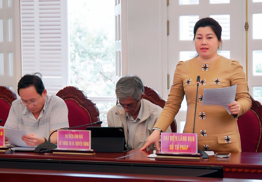 Bà Lê Thị Ngọc Lam-Giám đốc Sở Tư pháp báo cáo kết quả thực hiện Đề án 06 tại hội nghị. Ảnh: Đ.T Bà Lê Thị Ngọc Lam-Giám đốc Sở Tư pháp báo cáo kết quả thực hiện Đề án 06 tại hội nghị. Ảnh: Đ.T