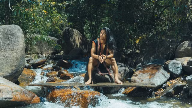 Bus thường mặc trang phục truyền thống, vào rừng để biểu diễn một số nhạc cụ dân tộc, quay clip chia sẻ lên mạng xã hội. Ảnh: Nhân vật cung cấp