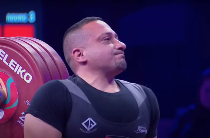 ... trong khi Qarada Omar Sami bất ngờ thất bại