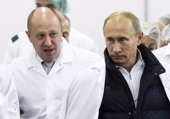 Ông Yevgeny Prigozhin đưa Tổng thống Vladimir Putin đi tham quan xí nghiệp của ông ta bên ngoài TP St. Petersburg vào tháng 9-2010. Ảnh: Sputnik
