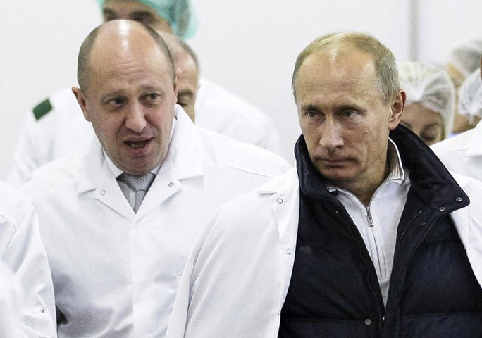 Ông Yevgeny Prigozhin đưa Tổng thống Vladimir Putin đi tham quan xí nghiệp của ông ta bên ngoài TP St. Petersburg vào tháng 9-2010. Ảnh: Sputnik