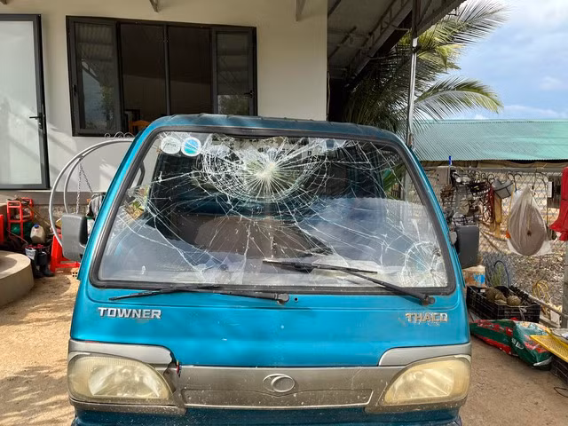 Một ô tô khác của ông Đ. bị đập phá. Ảnh: CTV