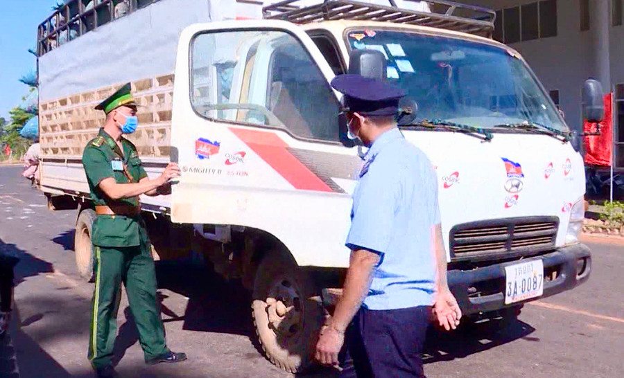 Các lực lượng chức năng tại Cửa khẩu Quốc tế Lệ Thanh (huyện Đức Cơ) kiểm tra hàng hóa nhập khẩu vào Gia Lai. Ảnh: Hà Duy Các lực lượng chức năng tại Cửa khẩu Quốc tế Lệ Thanh (huyện Đức Cơ) kiểm tra hàng hóa nhập khẩu vào Gia Lai. Ảnh: Hà Duy