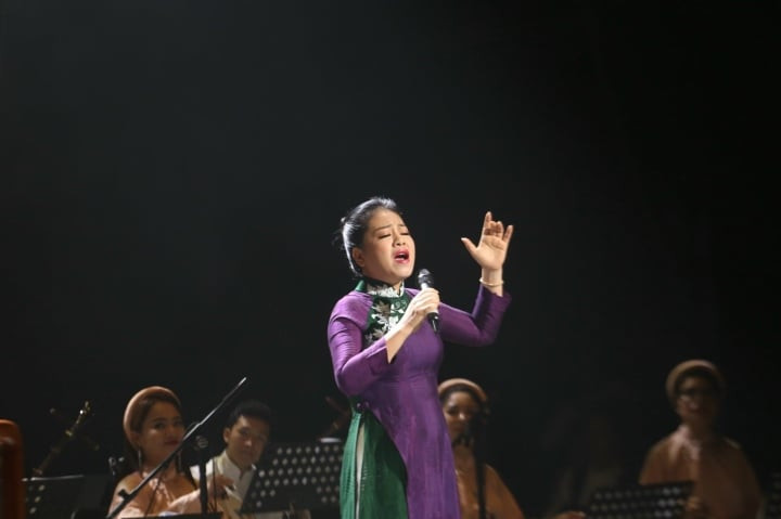 Anh Thơ biểu diễn ca khúc &quot;Một thoáng Tây Hồ&quot;. Ảnh: Tuấn Đức