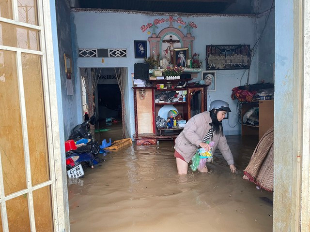 Mưa lớn, nhiều nơi ở TP.Bảo Lộc chìm trong biển nước - Ảnh 6. Nhà dân ở đường Xuân Diệu, xã Lộc Châu bị ngập cả nửa mét. Ảnh: G.B