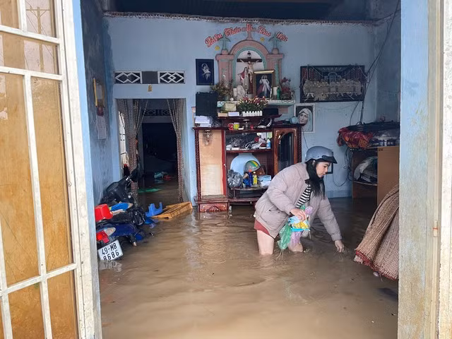 Nhà dân ở đường Xuân Diệu, xã Lộc Châu bị ngập cả nửa mét. Ảnh: G.B