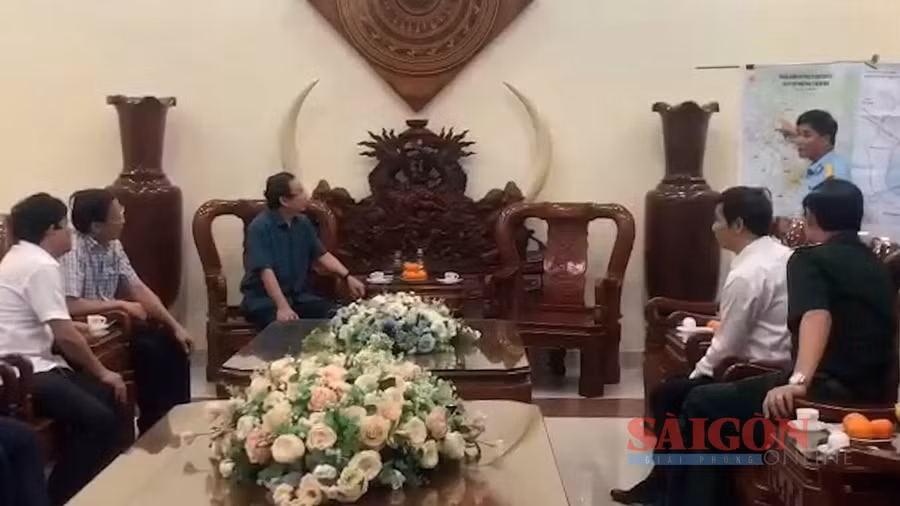 Lãnh đạo TPHCM nghe giới thiệu thông tin về lộ trình bay khảo sát. Ảnh: QUỐC HÙNG