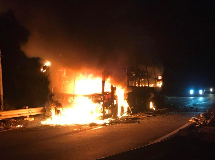 CLIP: Xe khách chở 22 người cháy rụi khi đổ đèo Khánh Lê - Ảnh 1. Xe khách chở 22 người bốc cháy dữ dội