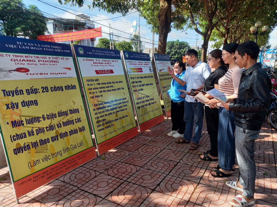 Lao động thị trấn Chư Ty tìm hiểu thị trường việc làm qua phiên giao dịch việc làm. Ảnh: Đinh Yến Lao động thị trấn Chư Ty tìm hiểu thị trường việc làm qua phiên giao dịch việc làm. Ảnh: Đinh Yến