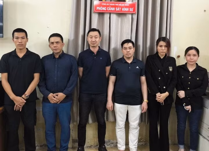 Các nghi phạm trong đường dây tại cơ quan điều tra. (Ảnh Công an cung cấp)