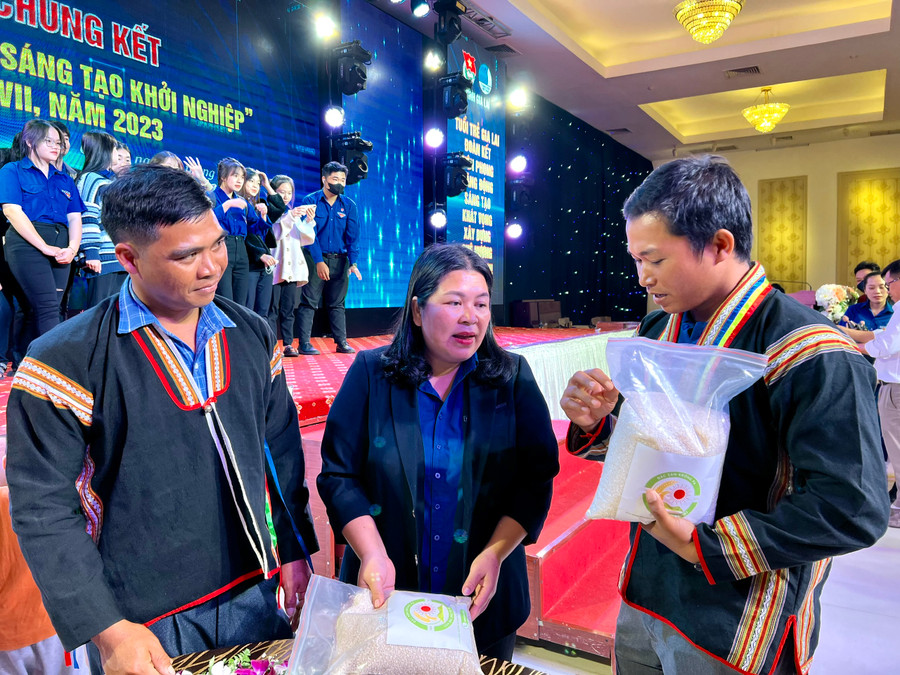 Anh Kpă Séo (bìa phải) giới thiệu sản phẩm khởi nghiệp từ đặc sản của địa phương. Ảnh: M.N Anh Kpă Séo (bìa phải) giới thiệu sản phẩm khởi nghiệp từ đặc sản của địa phương. Ảnh: M.N