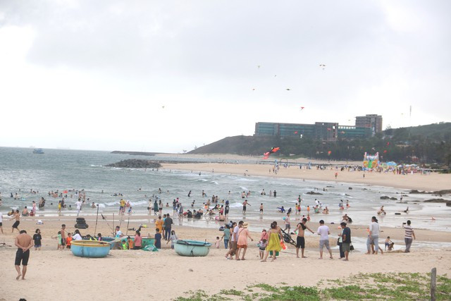 Du khách tắm biển tại bãi đá Ông Địa, phường Phú Hài, TP Phan Thiết, tỉnh Bình Thuận. Ảnh: CHÂU TỈNH Du khách tắm biển tại bãi đá Ông Địa, phường Phú Hài, TP Phan Thiết, tỉnh Bình Thuận. Ảnh: CHÂU TỈNH