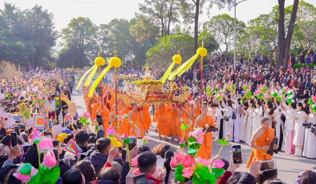 Lễ cung rước "xá lợi tóc Đức Phật". Ảnh Fanpage Chùa Ba Vàng. Lễ cung rước "xá lợi tóc Đức Phật". Ảnh Fanpage Chùa Ba Vàng.