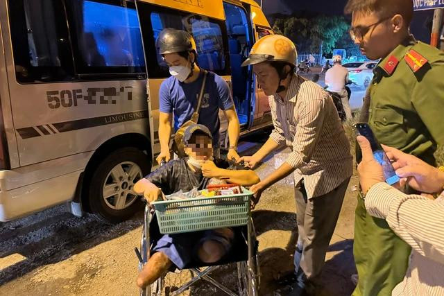 Tổ công tác TP.Thủ Đức đang hỗ trợ đưa người lang thang, xin ăn về để làm thủ tục xác minh cư trú, đưa vào Trung tâm hỗ trợ xã hội TP.HCM