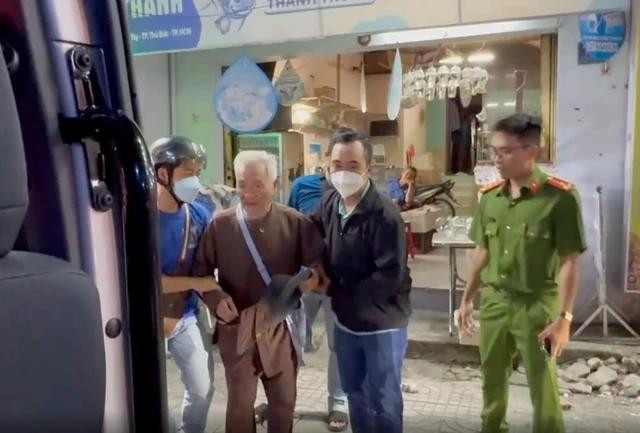 Một trường hợp cụ già lang thang xin ăn ở góc đường Tô Ngọc Vân - Phạm Văn Đồng (P.Linh Tây) được tổ công tác TP.Thủ Đức tiếp nhận, tập trung về phường