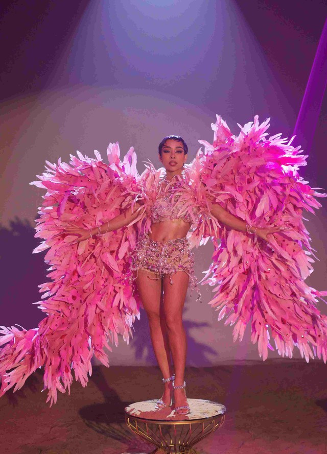 Thảo Trang khoe đường cong nóng bỏng