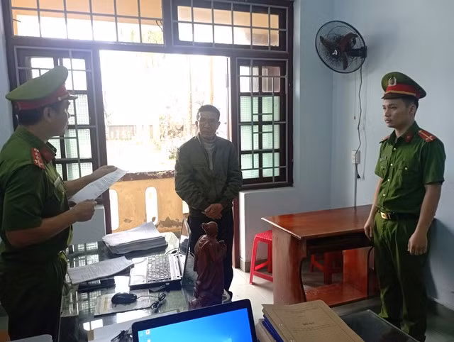 Bị can Hiền (ảnh dưới) và bị can Tiền Bị can Hiền (ảnh dưới) và bị can Tiền