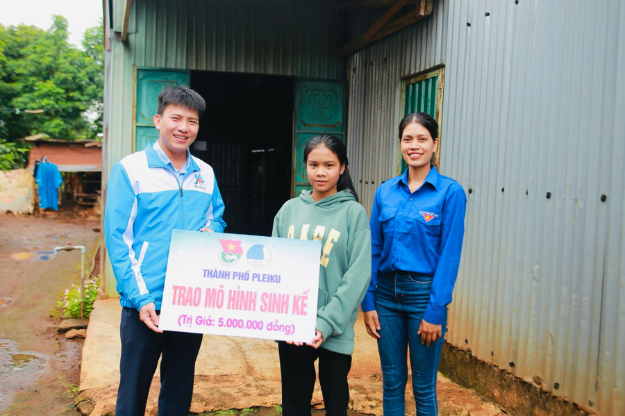 Thành Đoàn Pleiku tặng mô hình sinh kế cho thanh niên làng Têng 2 (xã Tân Sơn, TP. Pleiku). Ảnh: M.N Thành Đoàn Pleiku tặng mô hình sinh kế cho thanh niên làng Têng 2 (xã Tân Sơn, TP. Pleiku). Ảnh: M.N