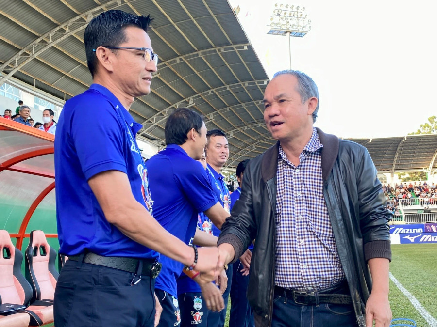 HLV Kiatisak (trái) tuyên bố sẽ không từ bỏ và nghe theo sắp xếp của bầu Đức HLV Kiatisak (trái) tuyên bố sẽ không từ bỏ và nghe theo sắp xếp của bầu Đức