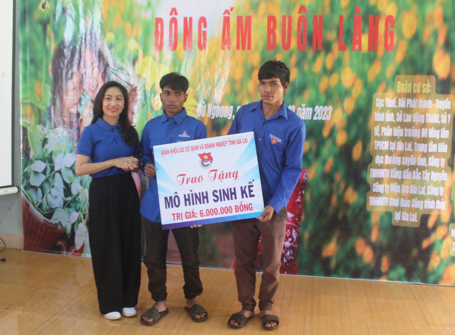 Đoàn khối các Cơ quan và Doanh nghiệp tỉnh tặng mô hình sinh kế cho thanh niên khó khăn của xã Bờ Ngoong, huyện Chư Sê. Ảnh: P.L