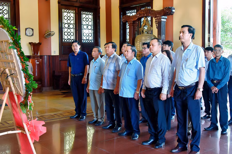 Phó Bí thư Thường trực Tỉnh ủy Châu Ngọc Tuấn (hàng trước, thứ 3 từ phải sang) cùng đoàn công tác dâng hoa, dâng hương tại Đền tưởng niệm liệt sĩ Kanak, thị trấn Kbang. Ảnh: Đức Thụy