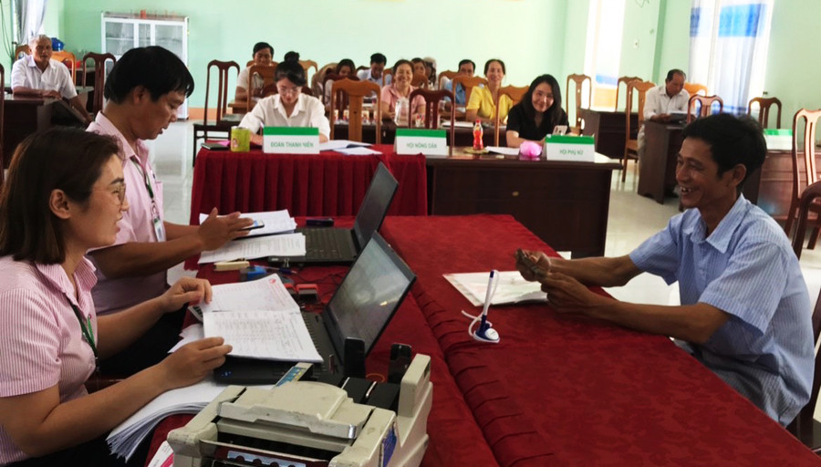 Hộ nghèo đồng bào dân tộc thiểu số được tiếp cận nguồn vốn vay hỗ trợ đất sản xuất, chuyển đổi nghề, nhà ở theo Nghị định số 28/2022/NĐ-CP của Chính phủ. Ảnh: Sơn Ca Hộ nghèo đồng bào dân tộc thiểu số được tiếp cận nguồn vốn vay hỗ trợ đất sản xuất, chuyển đổi nghề, nhà ở theo Nghị định số 28/2022/NĐ-CP của Chính phủ. Ảnh: Sơn Ca
